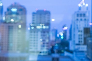 Şehir manzarasının bulanık görüntüsü. Geceleyin ışık saçan arka plan.