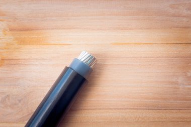 Tahta masa arka planında elektrik kabloları