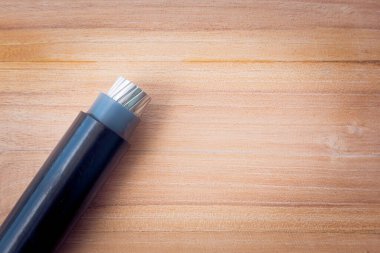 Tahta masa arka planında elektrik kabloları