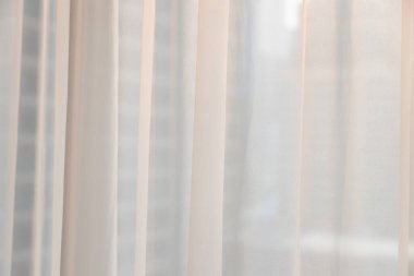 Beyaz perdeler ve sabah güneşi arka planı