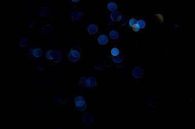 Siyah arkaplanda soyut mavi bokeh ışıklar