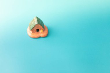 Vintage arka planda küçük bir model ev