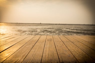 Kaliteli ahşap zemin sular düştüğünde denize doğru uzanıyor.