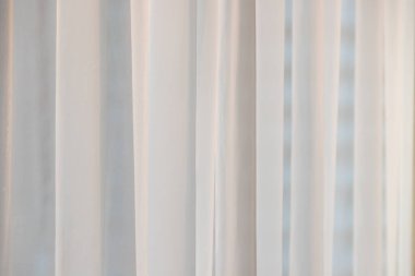 Beyaz perdeler ve sabah güneşi arka planı