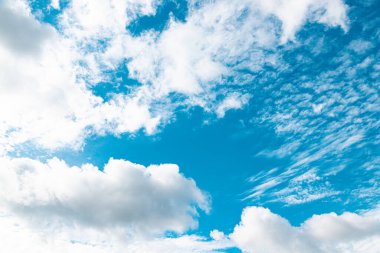 Arkaplan için kabarık beyaz bulutlu mavi gökyüzü