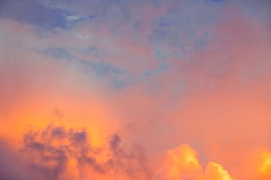 Bulutların alacakaranlık arka planında güzel altın gün batımı