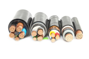 Beyaz arkaplanda yüksek gerilimli kablonun kesiti