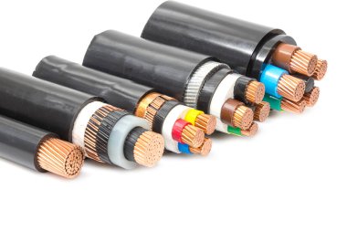 Beyaz arkaplanda yüksek gerilimli kablonun kesiti