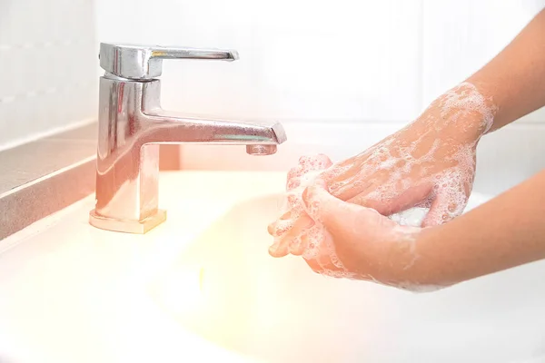 Temizlik Için Ellerinizi Sabunla Yıkamak Mikropları Covid Önlemeye Yardımcı Olur — Stok fotoğraf