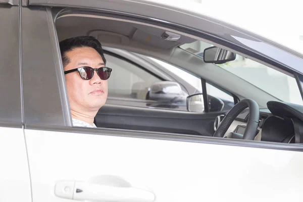 Ásia Homem Condução Carro Vestindo Escuro Óculos Com Rosto Sorriso — Fotografia de Stock