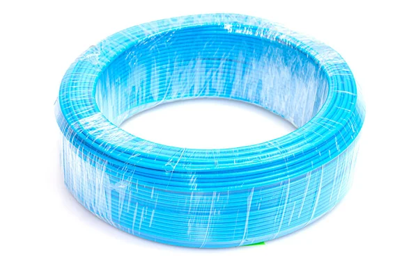 蓝色电力电缆的滚动隔离白色背景 — 图库照片