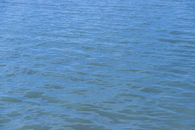 Su yüzeyi arka planında dalga deseni
