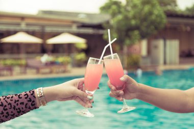 Kutlama toplantısı için havuzda kokteyl partisi.