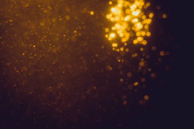 Arkaplanı kutlamak için bulanık altın bokeh yıldızlarını kullan