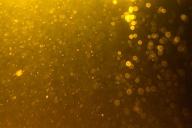 Arkaplanı kutlamak için bulanık altın bokeh yıldızlarını kullan