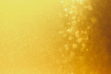 Arkaplanı kutlamak için bulanık altın bokeh yıldızlarını kullan