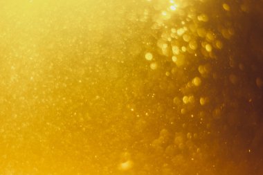 Arkaplanı kutlamak için bulanık altın bokeh yıldızlarını kullan