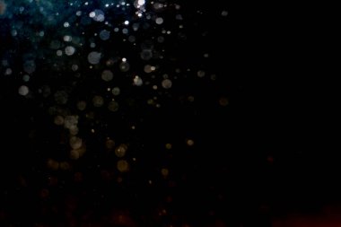 Siyah arkaplanı olan güzel beyaz bir ışık hüzmesi