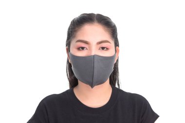 Asyalı kadın Covid hastalığından korunmak için tıbbi maske takıyor..
