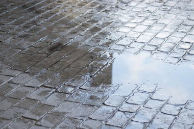 Arka planda ıslak su zemini yansıtma kullanımıyla damga betonu