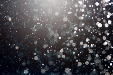 Kutlama arka planı için siyah bokeh yıldızlarını kullan