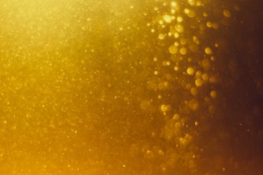 Arkaplanı kutlamak için bulanık altın bokeh yıldızlarını kullan