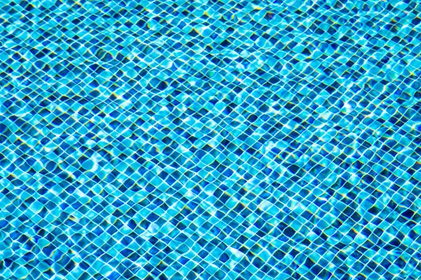 波打つ水とスイミングプールの青いアクア — ストック写真