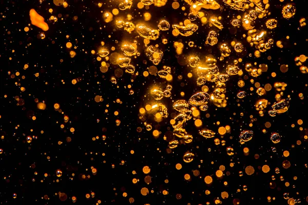 Suyun Içindeki Siyah Arkaplanlı Işıktan Gelen Altın Boke — Stok fotoğraf