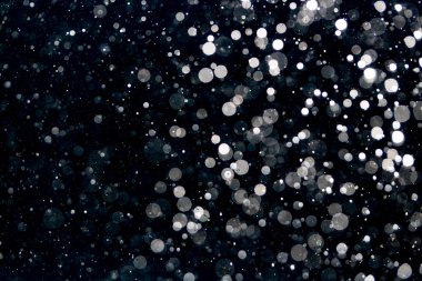 Kutlama arka planı için siyah bokeh yıldızlarını kullan