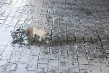 Arka planda ıslak su zemini yansıtma kullanımıyla damga betonu