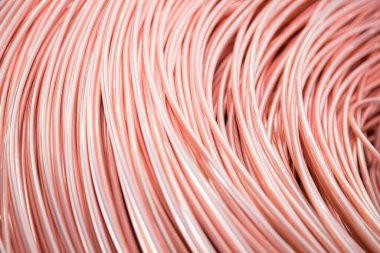 Elektrik ve telekomünikasyon endüstrisinde kullanılan bakır kabloların saf bakır çekirdek elementi üretimi