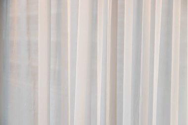 Beyaz perdeler ve sabah güneşi arka planı