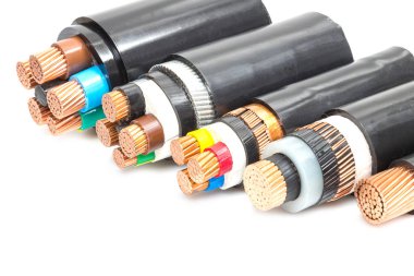 Beyaz arkaplanda yüksek gerilimli kablonun kesiti