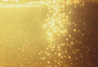 Arkaplanı kutlamak için bulanık altın bokeh yıldızlarını kullan