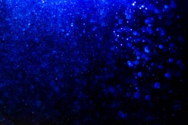 Siyah arkaplan ile mavi ışık bokeh