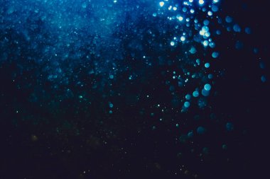 Siyah arkaplanda soyut mavi bokeh dokusu