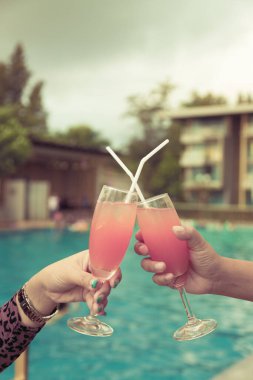 Kutlama toplantısı için havuzda kokteyl partisi.