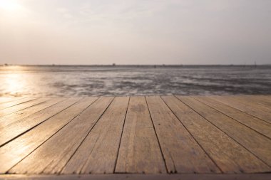 Su düştüğünde ahşap zemin denize doğru uzanıyor.