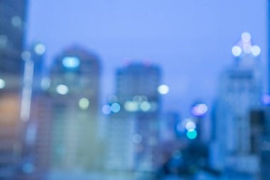 Şehir manzarasının bulanık görüntüsü. Geceleyin ışık saçan arka plan.