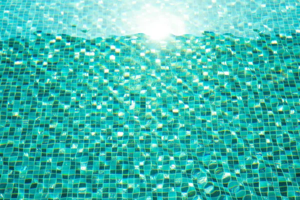 波打つ水とスイミングプールの青いアクア — ストック写真