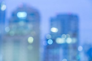 Şehir manzarasının bulanık görüntüsü. Geceleyin ışık saçan arka plan.