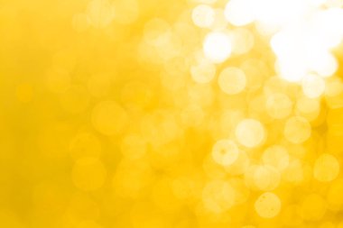 Arka plan için su kullanımındaki ışıktan gelen altın bokeh