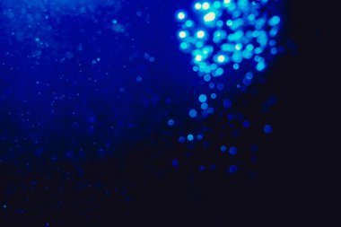 Kutlama arka planı için bulanık mavi bokeh 'in ışıldayan yıldızları