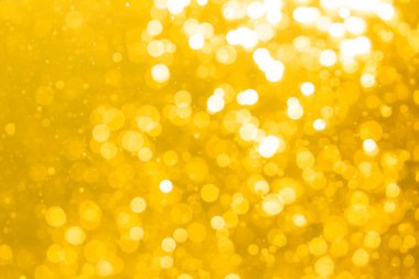 Arka plan için su kullanımındaki ışıktan gelen altın bokeh