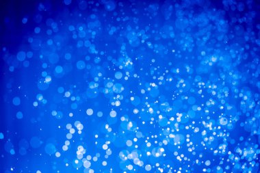 Soyut koyu mavi noel sim ışıkları bokeh arkaplanının odak noktasını kaldırdı