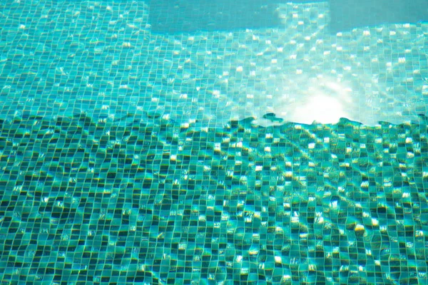 Dalgalı Suyla Yüzme Havuzunda Mavi — Stok fotoğraf