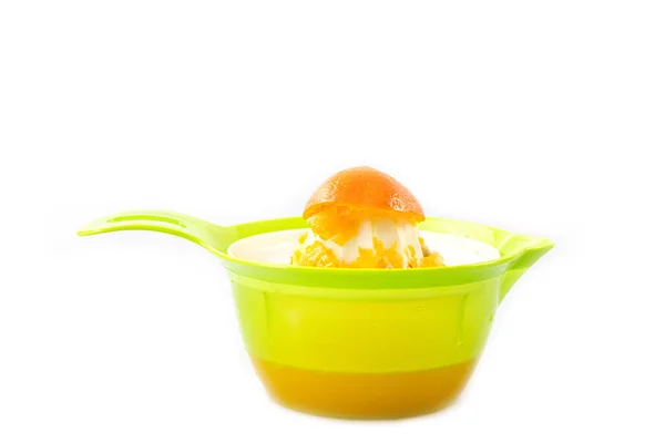 Приготувати Свіжий Вичавлений Апельсиновий Сік Зеленим Соковижималкою Білому Тлі — стокове фото
