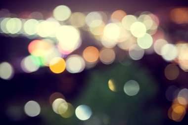 Şehirde koyu arkaplanı olan bulanık ışık deodorantı