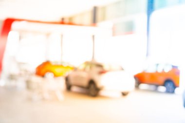 Arka planda bulanık bir araba.