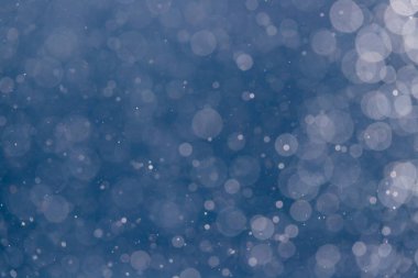 Soyut zarif sim parıltısı mavi arkaplana odaklanmış.